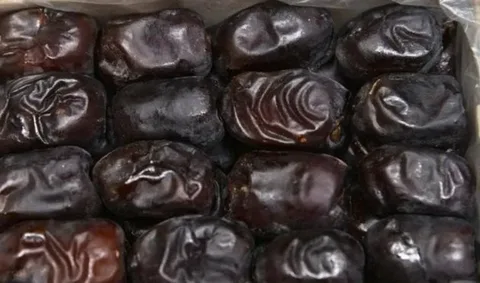 خرما مضافتی ممتاز با بافت مخملی تیره